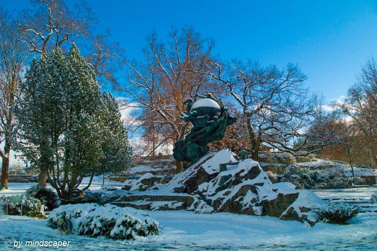 Weltpostdenkmal in Snow - Berne in Winter