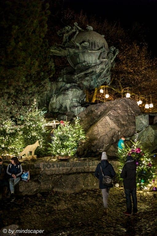 Sternenmarkt XmasMarket People at Weltpostdenkmal, Berne